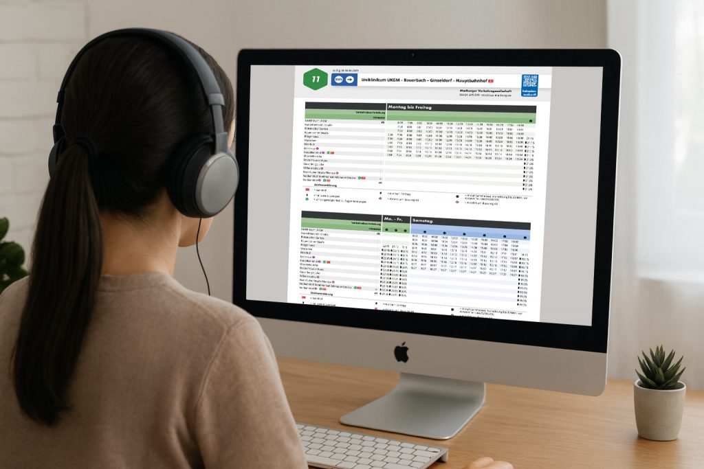 Das Bild zeigt eine ruhige Situation, in der die Frau sich den Fahrplan am Computer anhört.