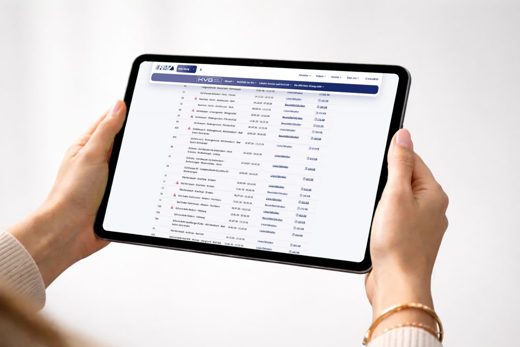 Tablet-Bildschirm mit geöffneter KVG Webfahrplan-Downloadseite.
